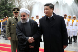 Chinese President Xi Jinping, right, shakes hands with Iranian President Hassan Rouhani in an official arrival ceremony in Tehran, Iran on January 23, 2016. (File photo, Ebrahim Noroozi)