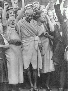 Gandhi with textile workers at Darwen, Lancashire, 26 September 1931